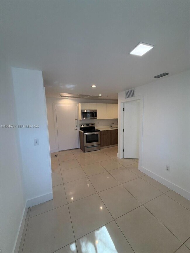 Building Photo - 829 SW 18th Ave