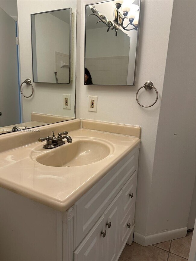 Building Photo - 906 Coral Club Dr