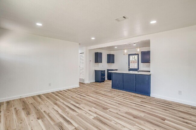 Building Photo - 521 Mesquite Ave N