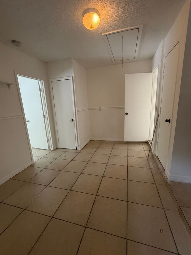 Building Photo - 2208 N Lockwood Ridge Rd