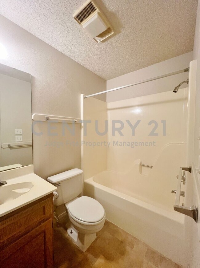 Building Photo - Adorable 2/2 Duplex in Weatherford For Rent!