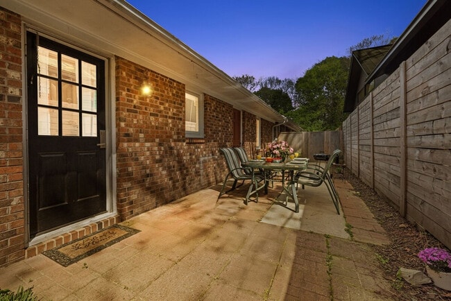 Building Photo - 500 Oak Ave