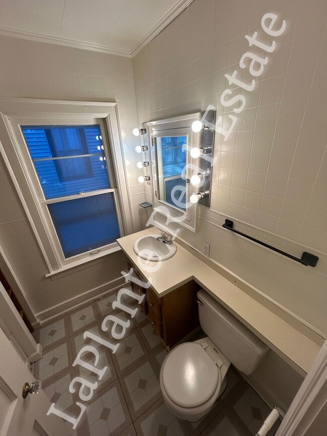 Building Photo - Charming 3-Bedroom Bungalow in Five Points – Perfect Location & Value