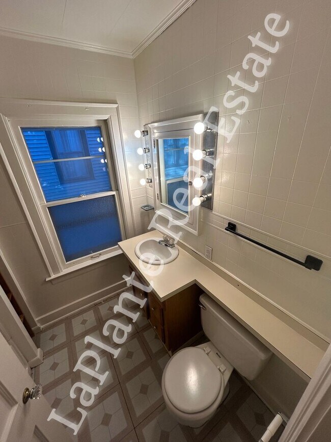 Building Photo - Charming 3-Bedroom Bungalow in Five Points...