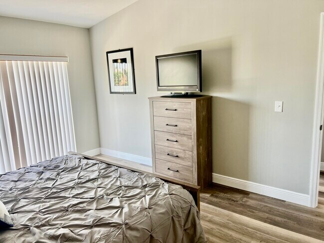 Building Photo - 3209 S Lakeview Cir