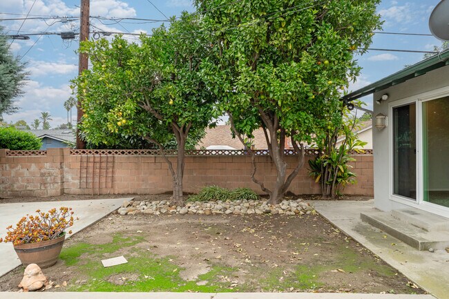 Building Photo - 5651 N Bryn Mawr St