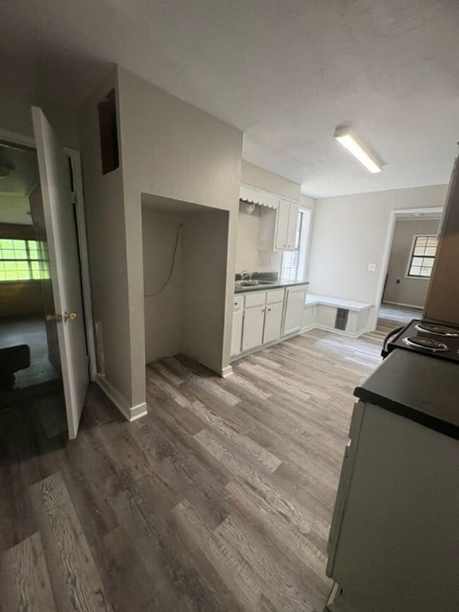 Building Photo - Renovated 3 Bedroom 1.5 Bath Home for Rent!