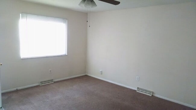 Building Photo - Three bed, one bath