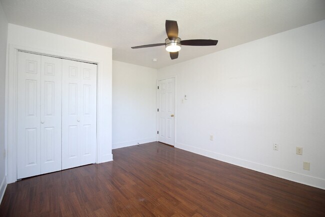 Building Photo - Northeast Pensacola 2BR/1BA Upstairs Unit ...