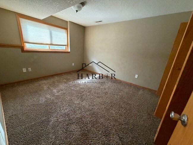 Building Photo - 2869 Knollwood Dr SE