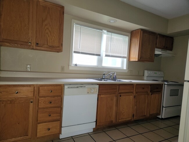 Building Photo - 930 Fremont St