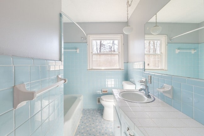 Building Photo - Spacious 4bd/2.5ba Ranch w/ Two-Car Garage & Large Basement and Screened Porch!