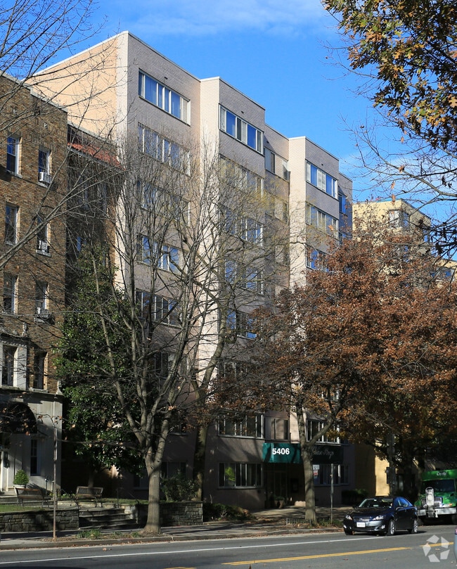 Building Photo - Chase Plaza Apartments