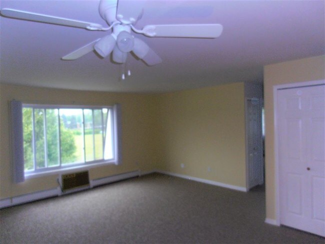 Building Photo - 2 br, 1 bath Apartment - Sunset Manor