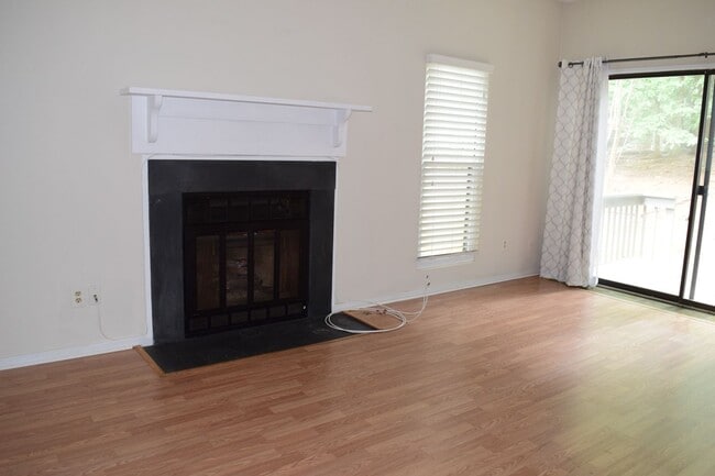 Building Photo - Great Bon Air Townhouse Convenient to ever...