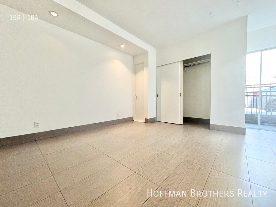 Building Photo - 3947 Los Feliz Blvd