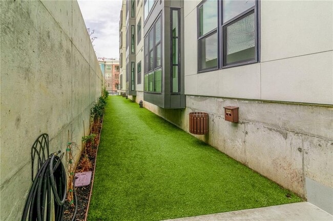 Building Photo - 800 Embassy Dr