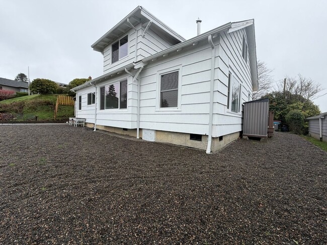 Building Photo - Beautiful 3 Bed / 2 Bath House With a Gorgeous View!