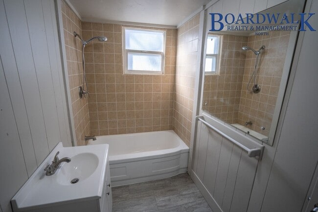 Building Photo - Pet Friendly 2 Bedroom Home