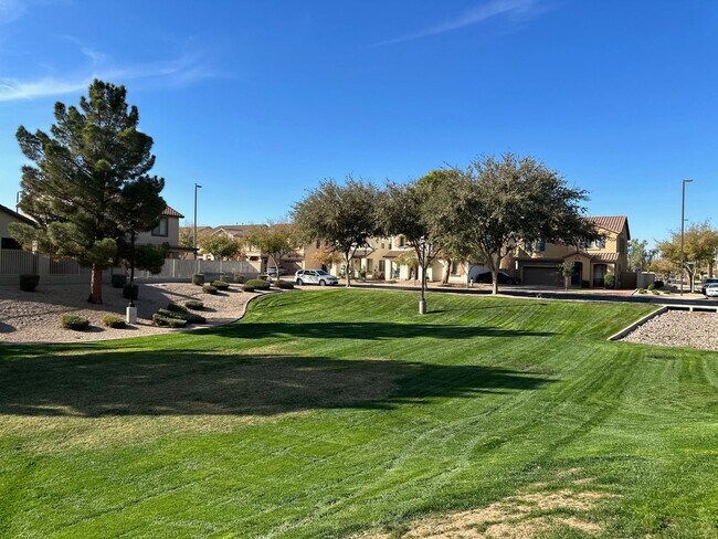 Building Photo - Move in READY! Perfect 3 bed/ 2 bath home ...