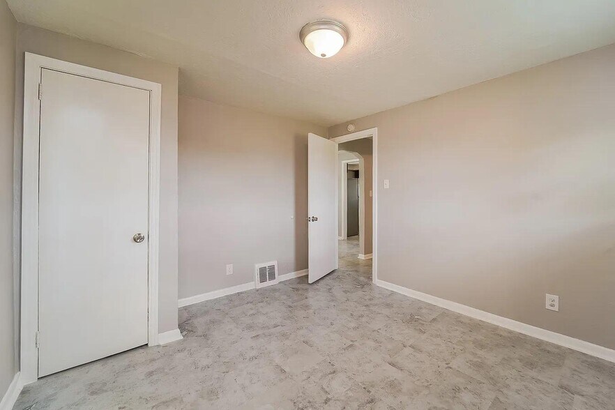 Building Photo - 2211 Guffey Rd