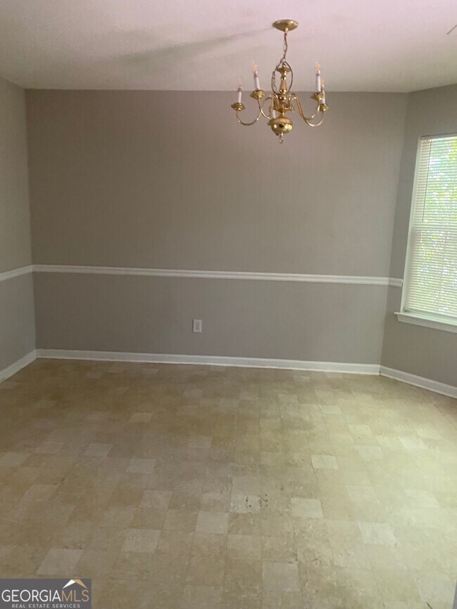 Building Photo - 553 Wren Walk
