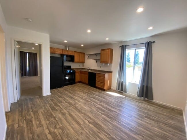 Building Photo - Spacious 3 Bed/2 Bath Duplex~ PG&E & Water Included Huge Savings!!