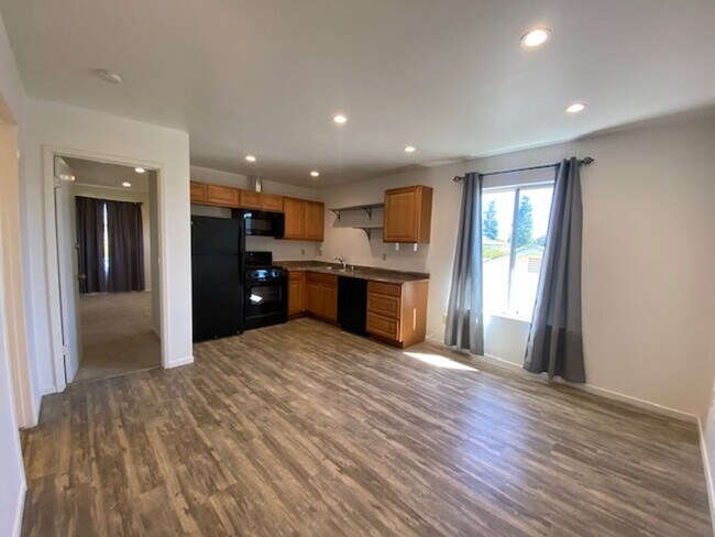 Building Photo - Spacious 5 Bed/4 Bath~