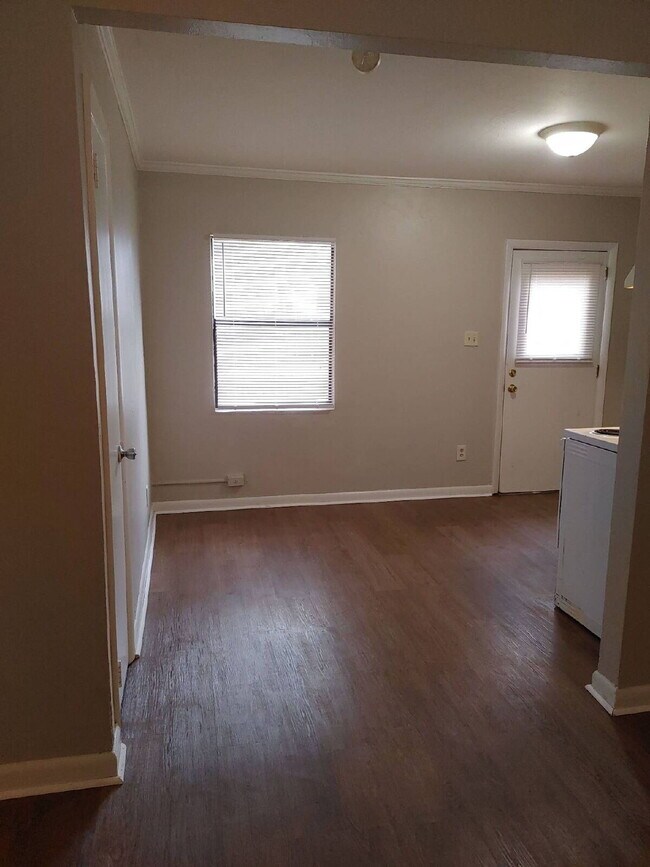 Building Photo - Spacious 2 Bedroom 1 Bathroom