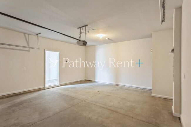 Building Photo - 608 Mackenzie Cv