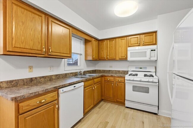 Building Photo - 7121 W 110th St