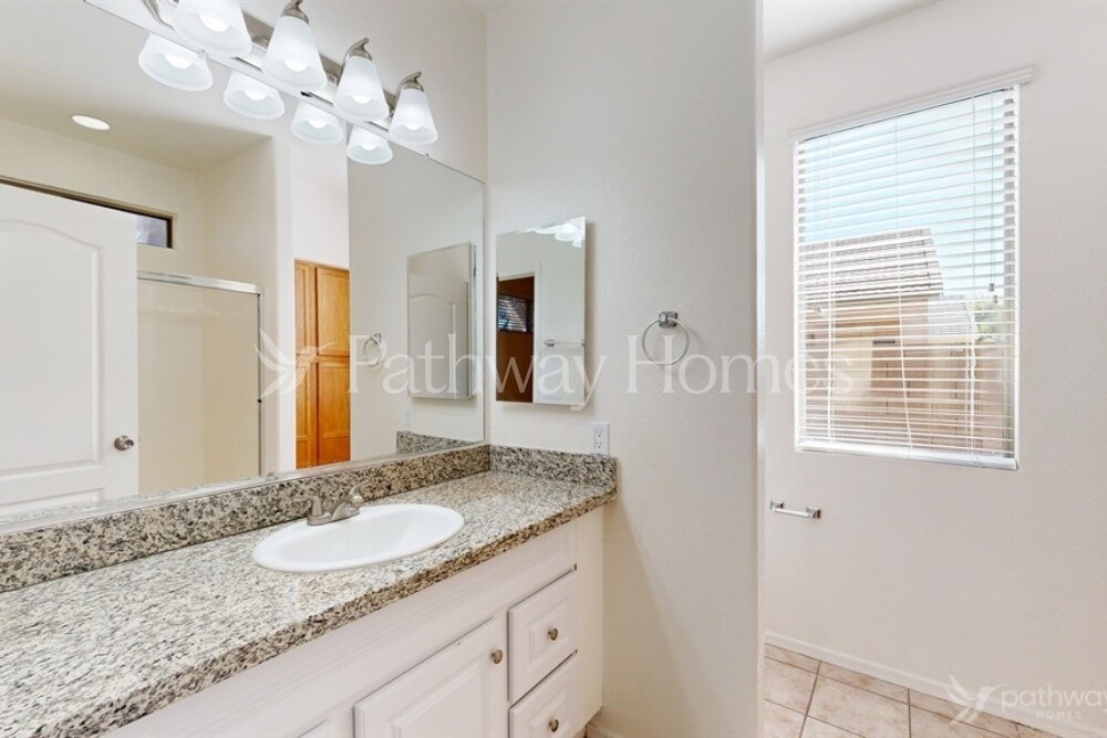Building Photo - 8718 N 57th Ln
