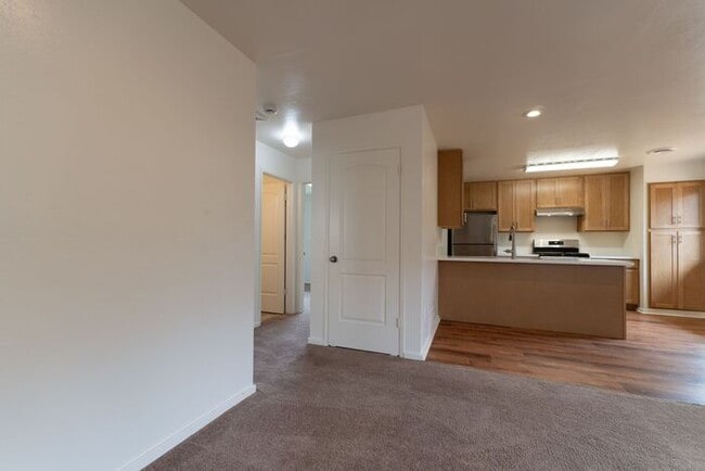 Building Photo - 2 Bedroom in Marina with Private Yard!