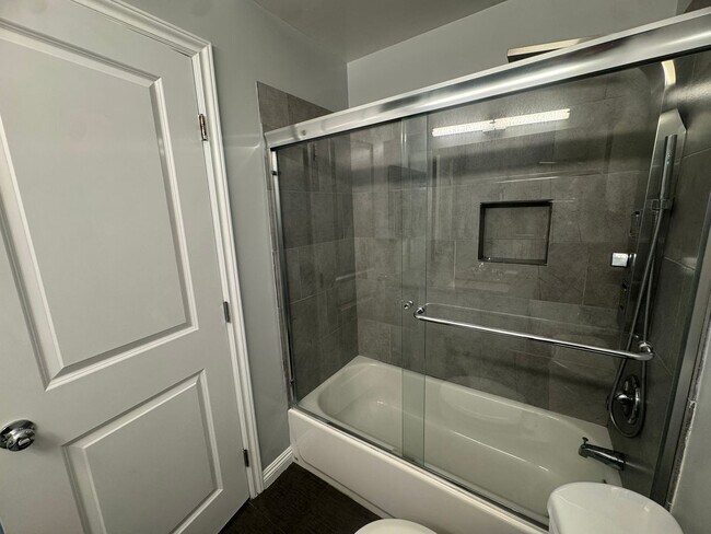 Building Photo - Renovated 1BR in Long Beach – New Appliances, Big Balcony, Steps from Downtown