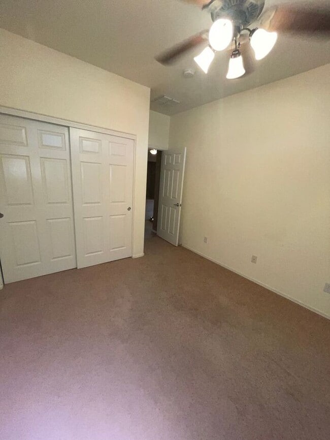Building Photo - READY TO VIEW NOW! Spacious 3 Bed 2 Bath Home in Surprise Farms!
