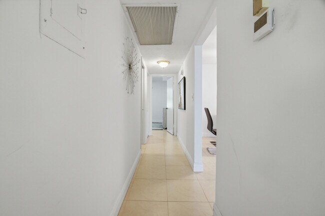 Building Photo - 3002 Portofino Isle