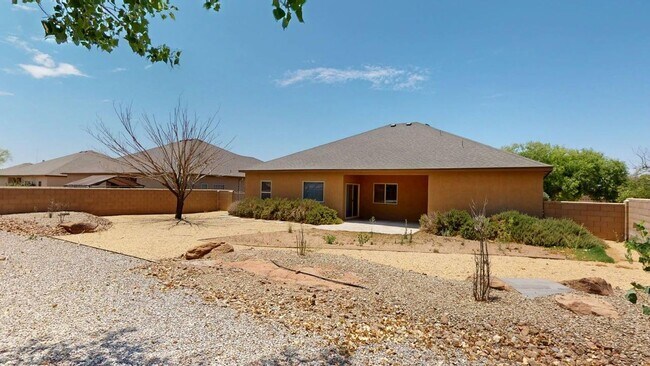 Building Photo - Spacious 4-Bed/3-Bath in Alamogordo, NM
