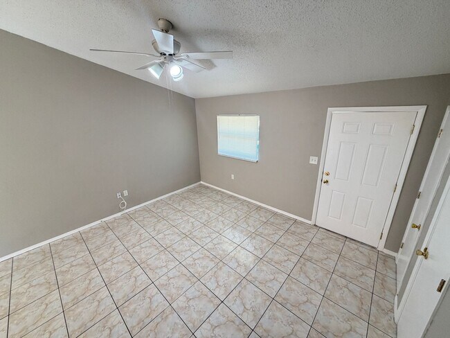 Building Photo - Charming 3 Bd/1 Ba Home with Spacious Backyard & Prime Location!