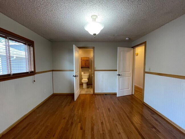 Building Photo - PRELEASING: Updated 3 bed/1 bath Rambler in Roosevelt Neighborhood!