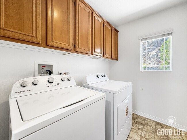 Building Photo - Stylish 4B/3BA Home with Upgraded Kitchen ...