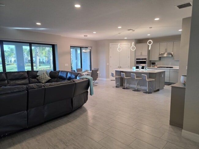 Building Photo - 527 SE Vallarta Dr