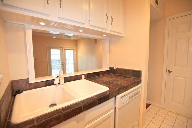 Building Photo - COMING SOON:2 bedroom townhome in Uptown Charlotte!