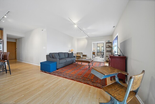 Building Photo - 811 S Lytle St