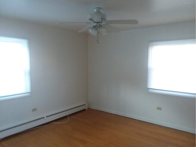 Building Photo - 17 W Grove St