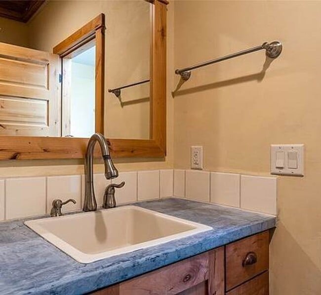 Building Photo - 4 Bedroom 3 Ba  Rare beauty and the essence of Bozeman