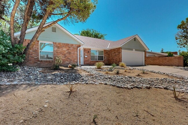 Building Photo - 3 Bedroom 2 Bath with 2 car garage