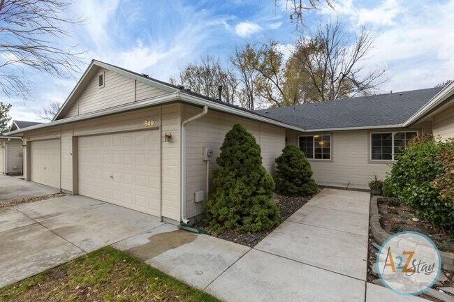 Building Photo - Emily Townhouses STR