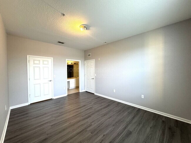 Building Photo - 8660 Buccilli Dr
