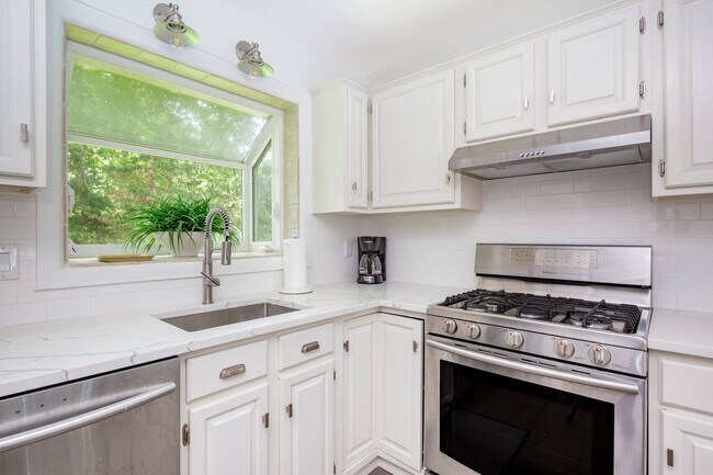 Building Photo - 25 High Point Rd