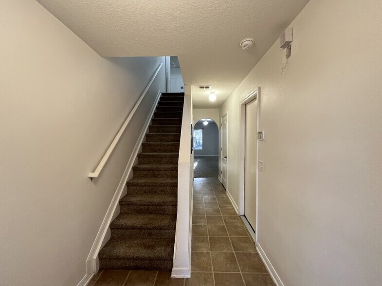 Building Photo - 8265 Halls Hammock Ct
